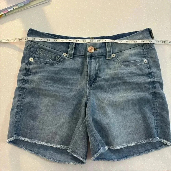 Seven7 Shorts Women Denim Embroidered Pockets Raw Hem Size 12 - Picture 8 of 9